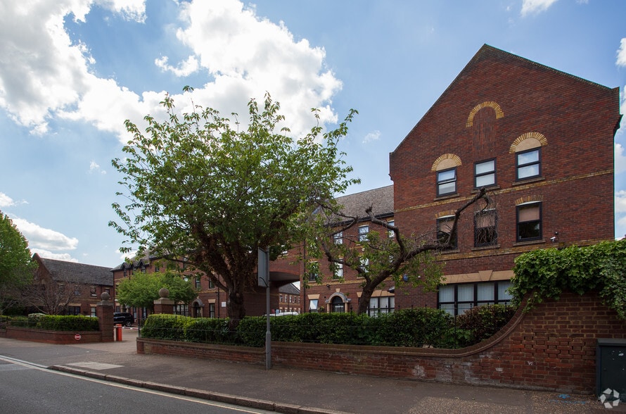 High St, Hampton to rent - Primary Photo - Image 1 of 6