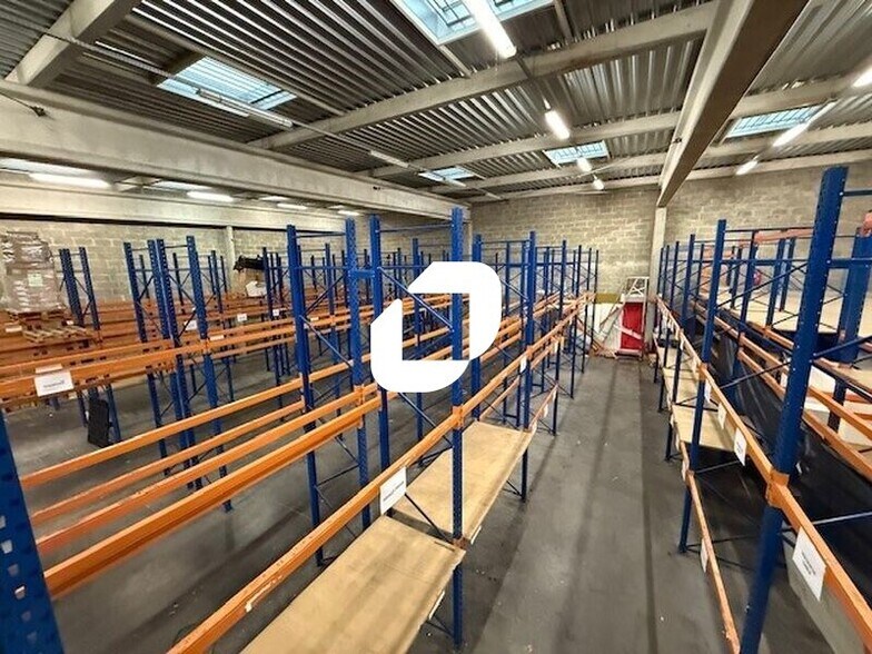 Light Industrial in Méry-sur-Oise to rent - Interior Photo - Image 3 of 16