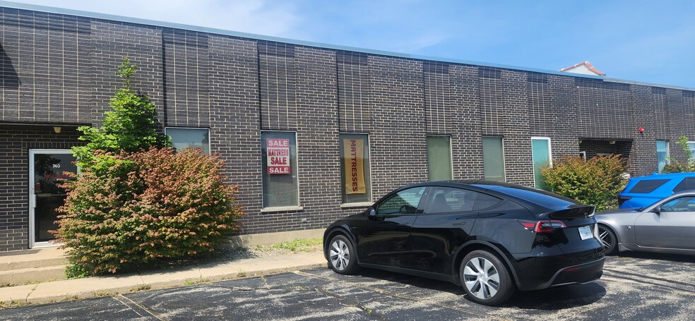 700-740 Bonnie Ln, Elk Grove Village, IL for sale - Building Photo - Image 1 of 3