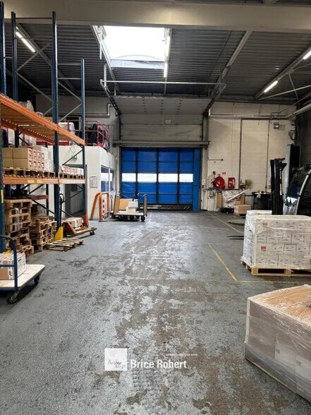 Light Industrial in Villeurbanne to rent - Interior Photo - Image 2 of 8