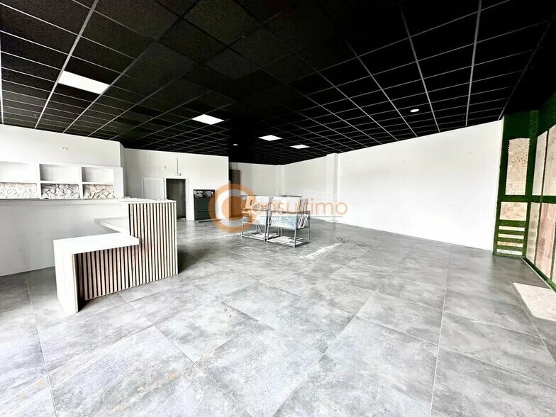 Retail in Carbon-Blanc to rent - Interior Photo - Image 2 of 5