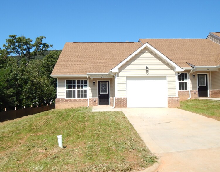 38 Hunters Valley Ln, Rocky Mount, VA for sale - Primary Photo - Image 1 of 1