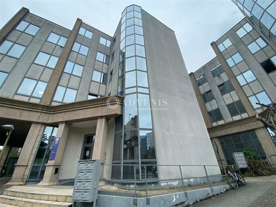 Office in Neuilly-Plaisance to rent Building Photo- Image 1 of 2