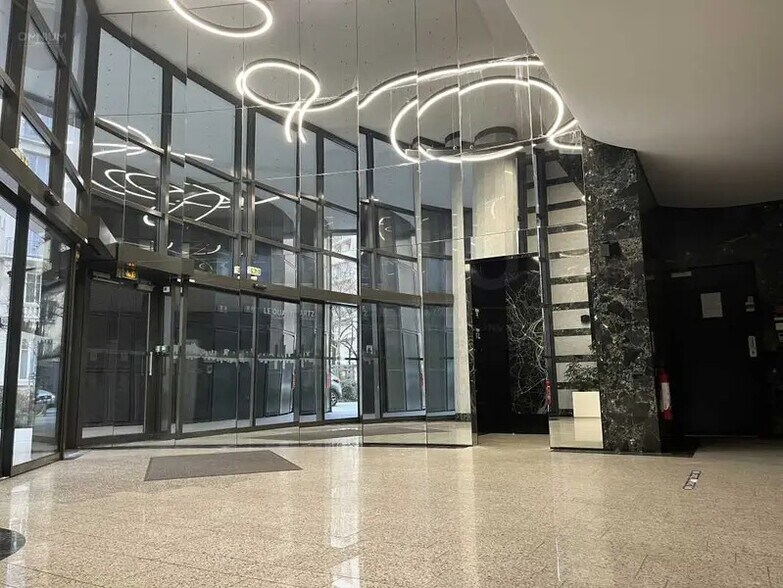 Office in Villeurbanne to rent - Lobby - Image 3 of 13