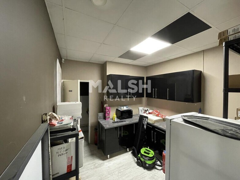 Retail in Saint-Priest to rent - Interior Photo - Image 2 of 6