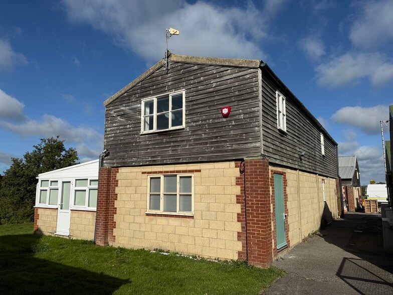 Office in Unit 4 High Cross Farm, Henfield Road, Albourne Road, Hurstpierpoint to rent - Building Photo - Image 1 of 12