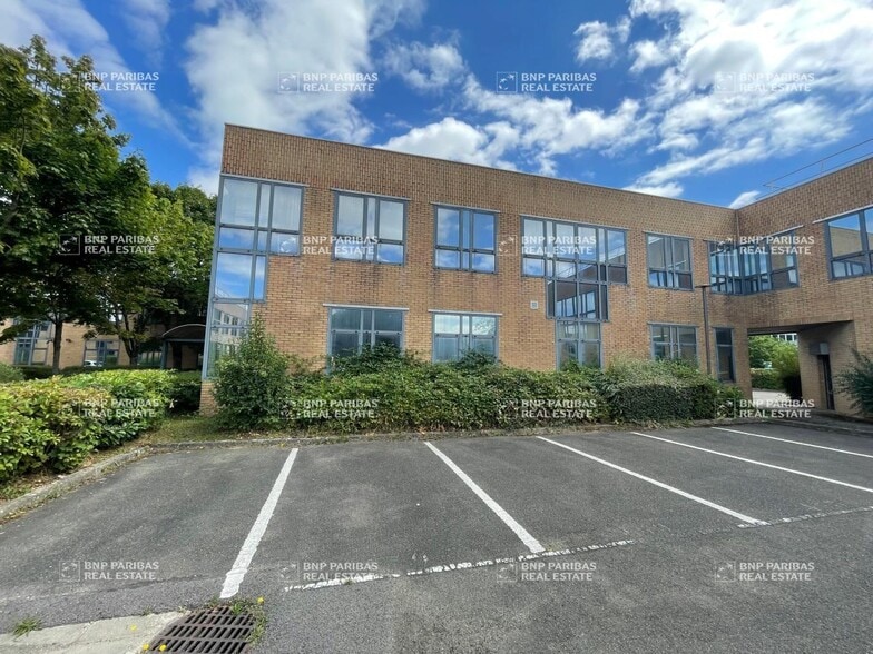 Light Industrial in Montigny-le-Bretonneux for sale - Building Photo - Image 2 of 8