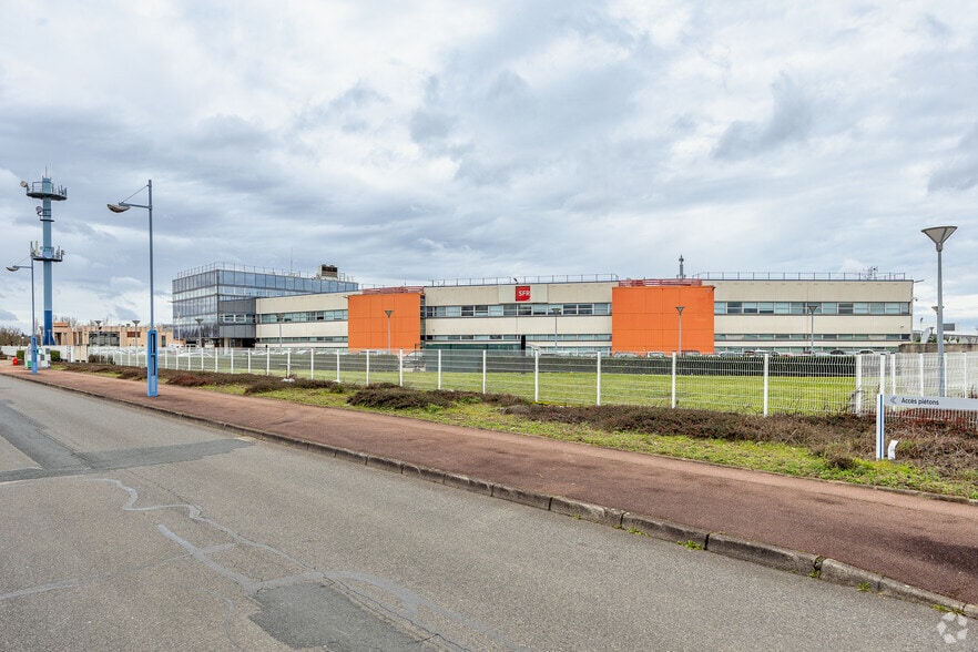 11 Allee Des Droits De L'Homme, Bron for sale - Building Photo - Image 3 of 3