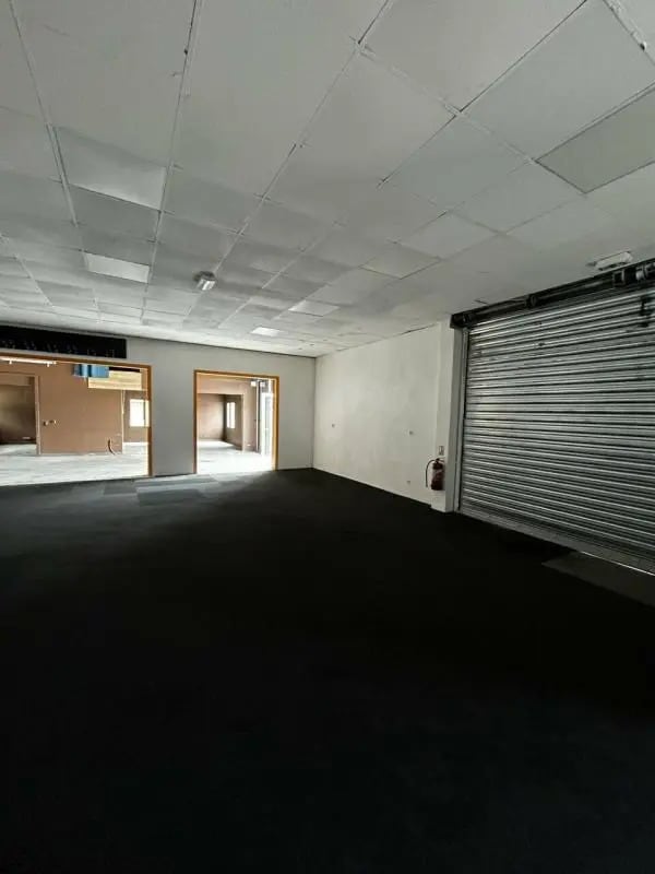 Location Local d'activités 300 m² - Photo 1