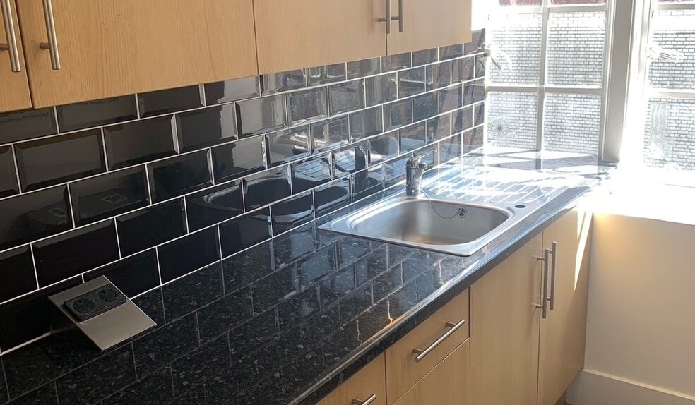 465 Brixton Rd, London to rent - Interior Photo - Image 3 of 3