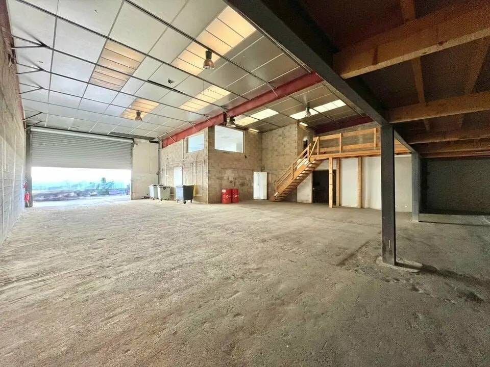 Location Entrepôt 565 m² - Photo 1