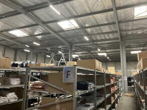 Light Industrial in Aix-en-Provence to rent Building Photo- Image 1 of 3