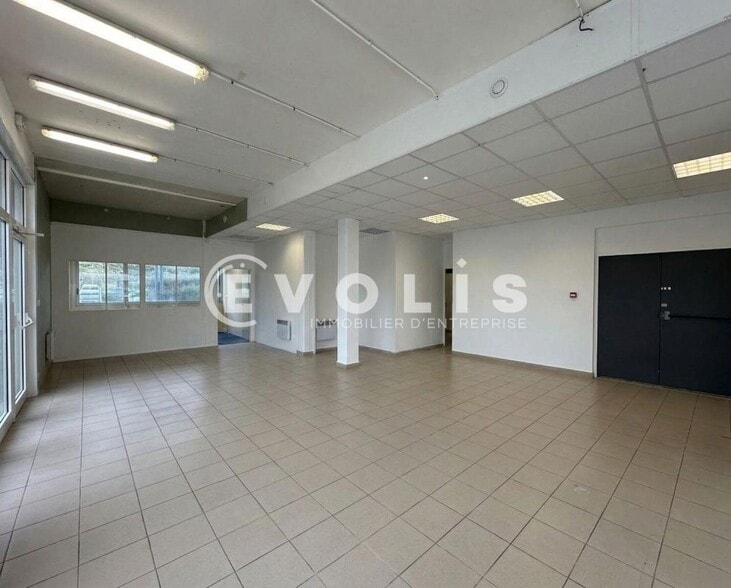 Light Industrial in Palaiseau to rent - Interior Photo - Image 1 of 8