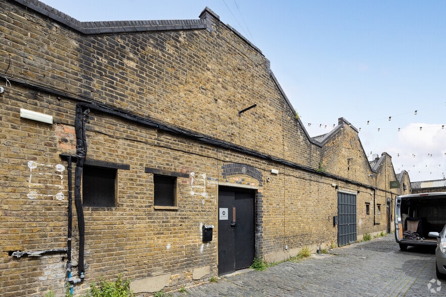 38-40 Upper Clapton Rd, London to rent - Building Photo - Image 3 of 3