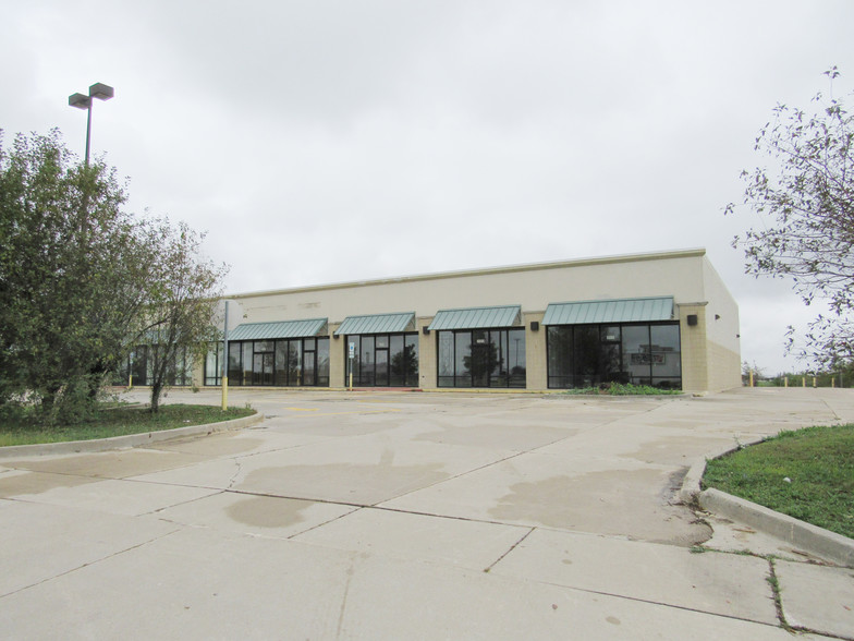 2200 Westgate Dr, Bloomington, IL for rent - Building Photo - Image 3 of 16