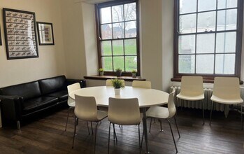 25-26 Gold Tops, Newport to rent Interior Photo- Image 1 of 7