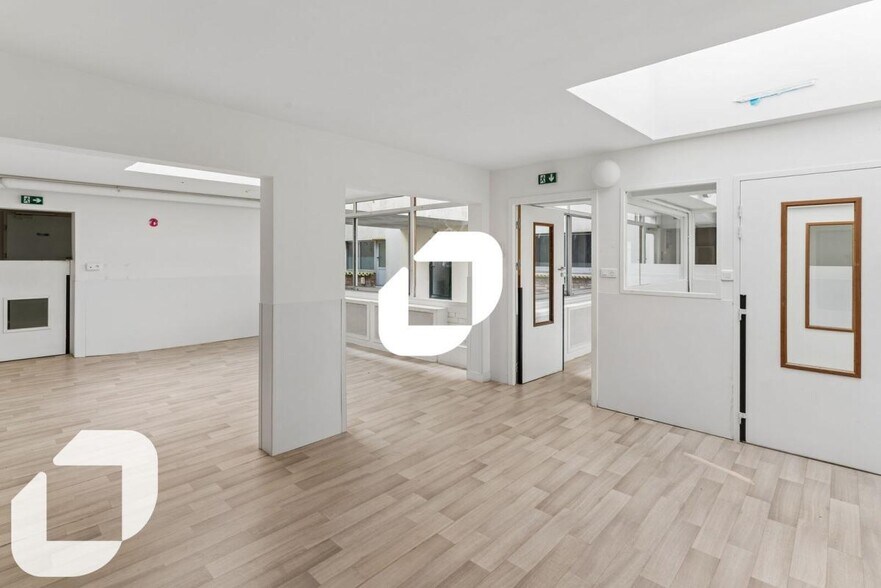 Office in Saint-Cloud to rent - Interior Photo - Image 1 of 9