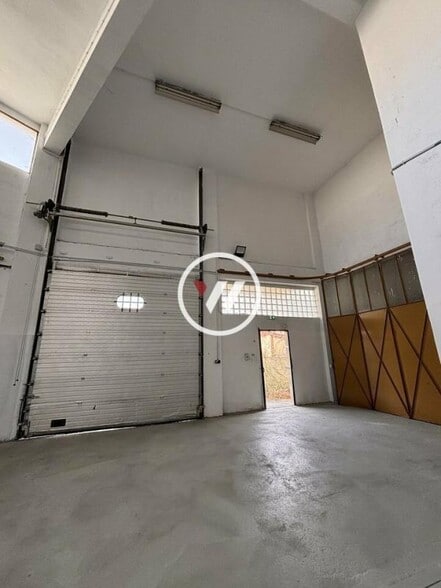 Light Industrial in Marseille for sale - Interior Photo - Image 2 of 9