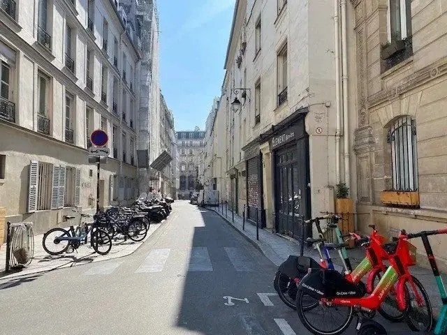 Retail in Paris for sale Building Photo- Image 1 of 6