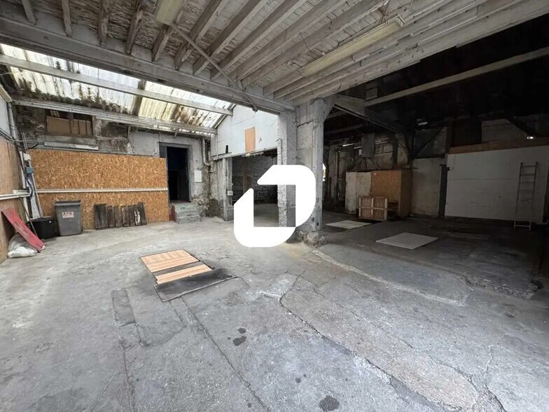 Light Industrial in Vanves to rent - Interior Photo - Image 2 of 12