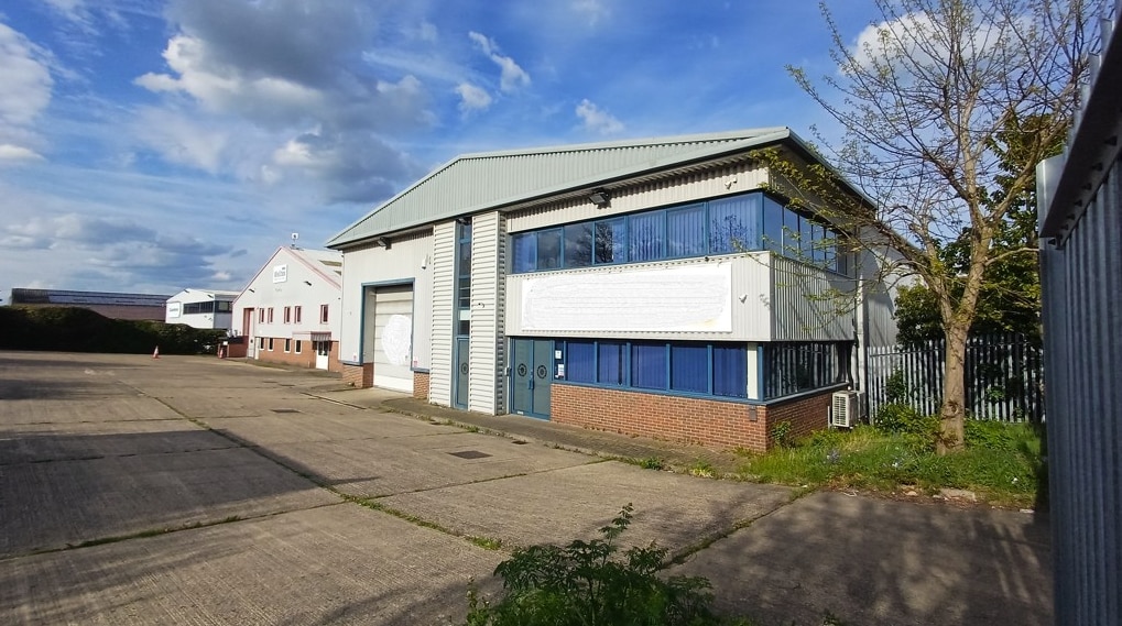 1 Wollaston Way, Basildon to rent Building Photo- Image 1 of 4