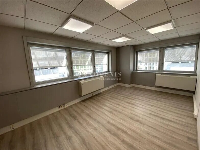 Office in Tremblay-en-France to rent - Building Photo - Image 3 of 9
