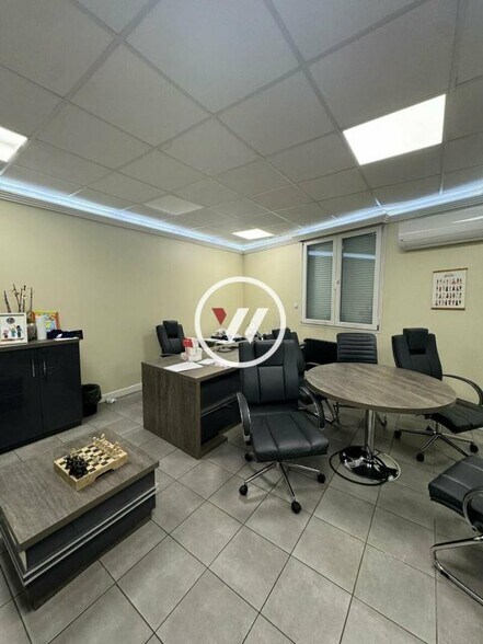 Industrial in Bondy to rent - Building Photo - Image 2 of 5