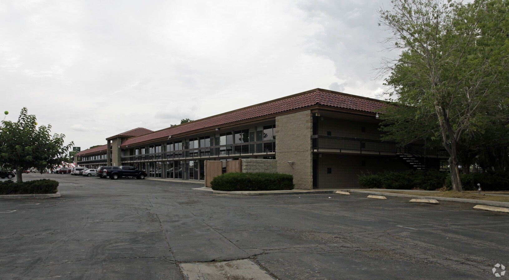 14173 Green Tree Blvd, Victorville 92395 Green Tree Inn