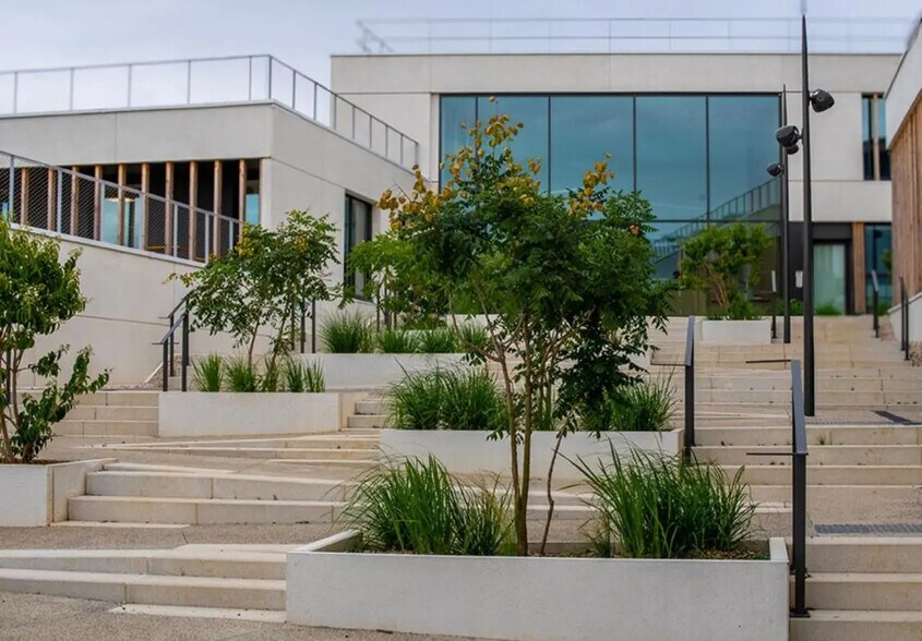 Office in Rouen to rent - Primary Photo - Image 1 of 3