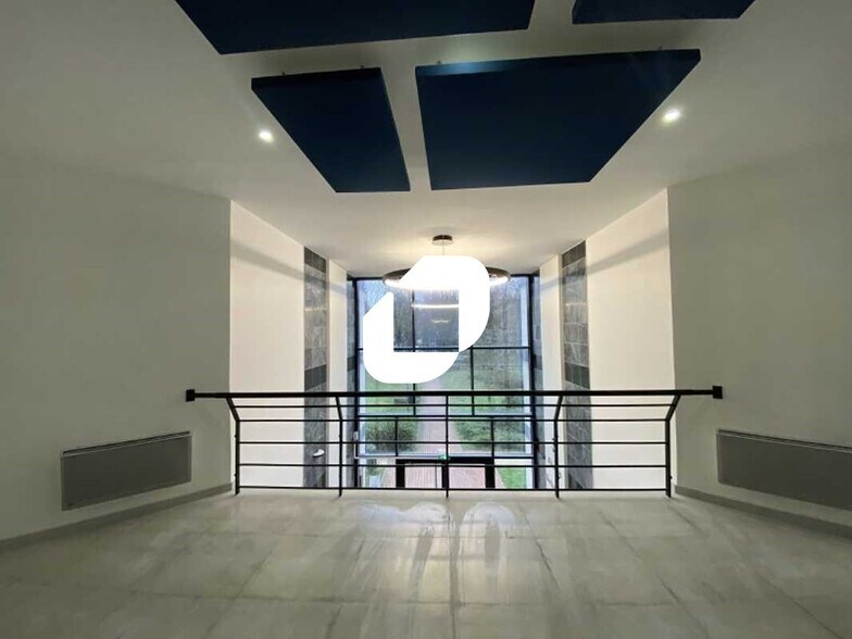 Light Industrial in Gennevilliers to rent - Interior Photo - Image 2 of 11