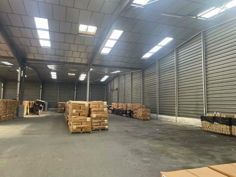 Light Industrial in Marseille to rent - Interior Photo - Image 3 of 6