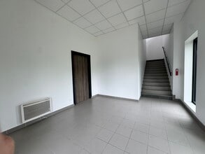 Light Industrial in Frépillon to rent Interior Photo- Image 2 of 11