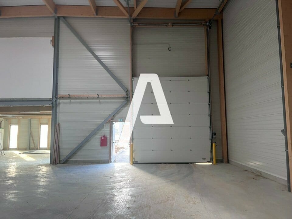 Light Industrial in Courtry to rent Building Photo- Image 1 of 5