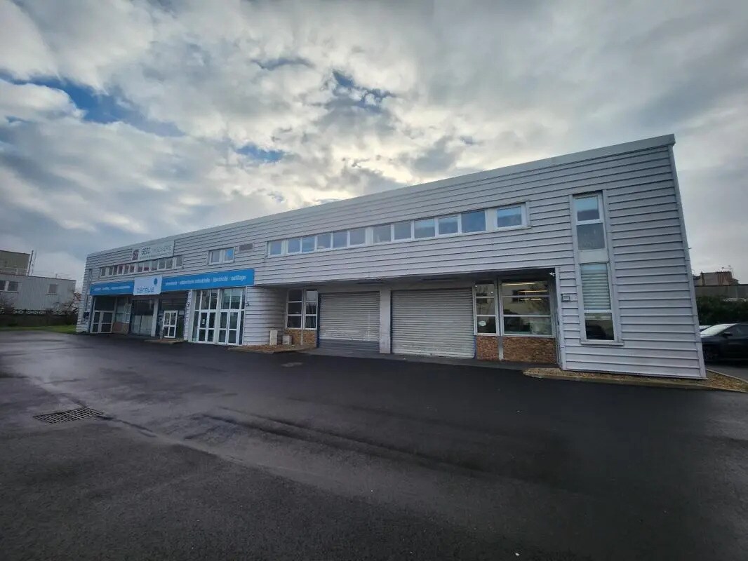 Office in Houilles to rent Building Photo- Image 1 of 8