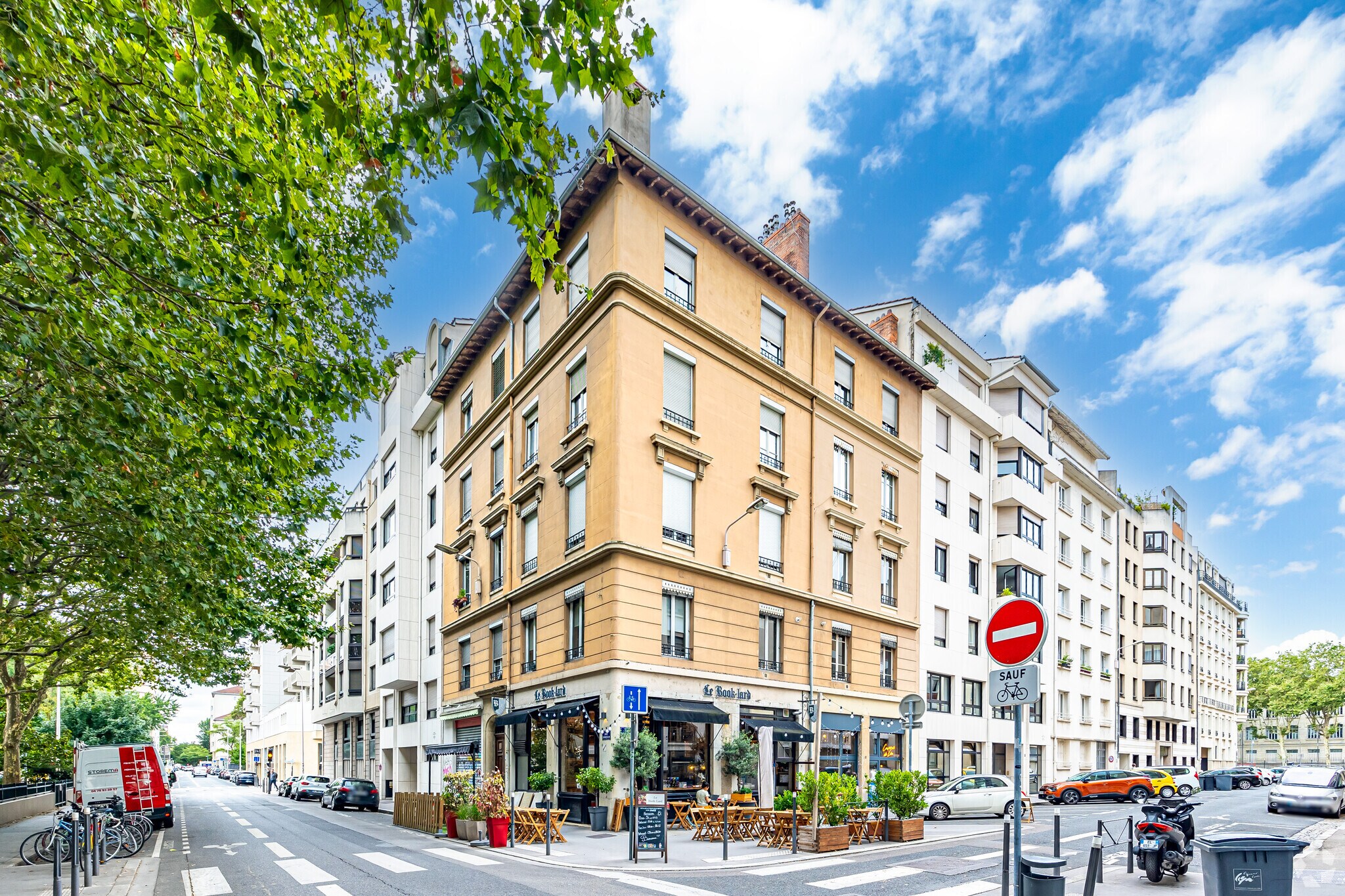 Retail in Lyon to rent Primary Photo- Image 1 of 3