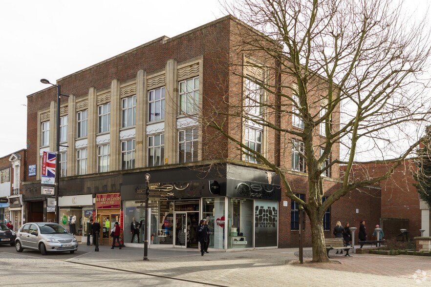 40-42 High St, Brentwood to rent - Primary Photo - Image 1 of 6