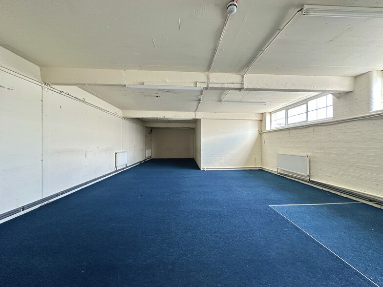 Leagrave Rd, Luton to rent - Interior Photo - Image 3 of 7