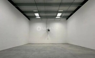 Light Industrial in Corbeil-Essonnes to rent Interior Photo- Image 1 of 1