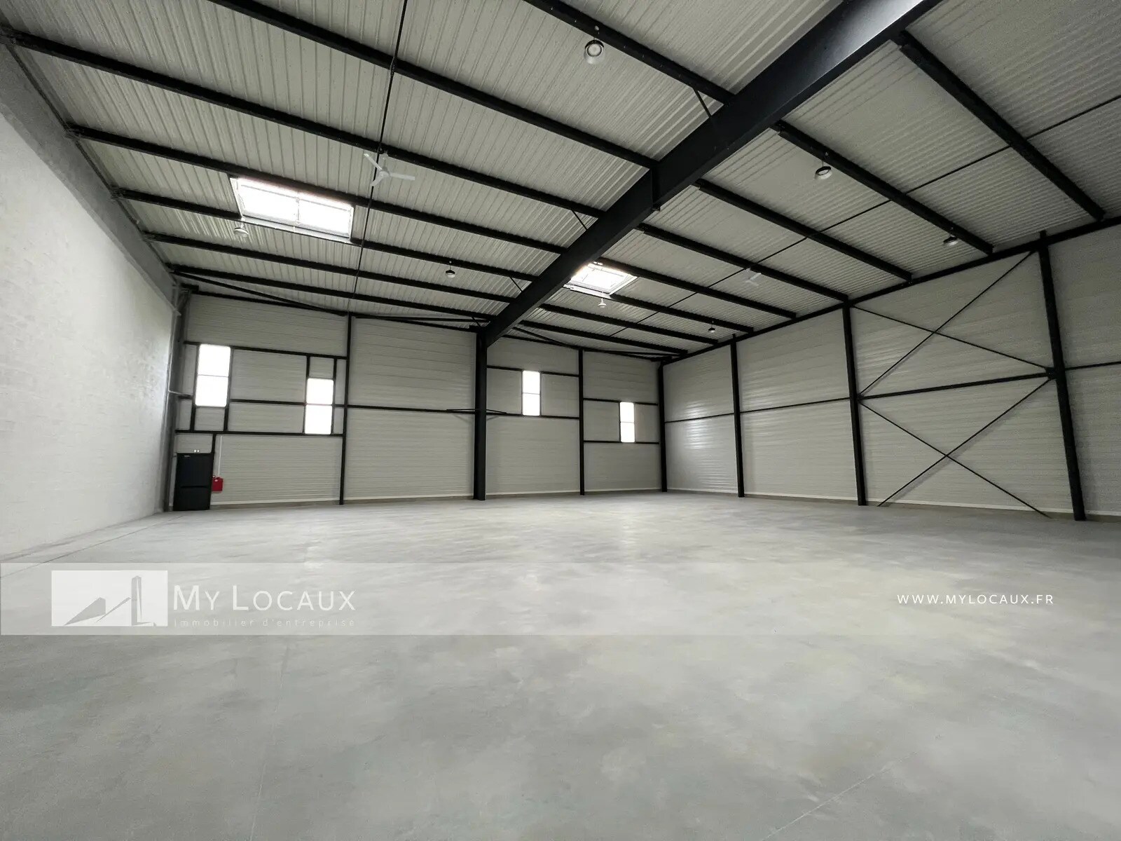 Light Industrial in SAINT-OUEN-L'AUMONE to rent Interior Photo- Image 1 of 6