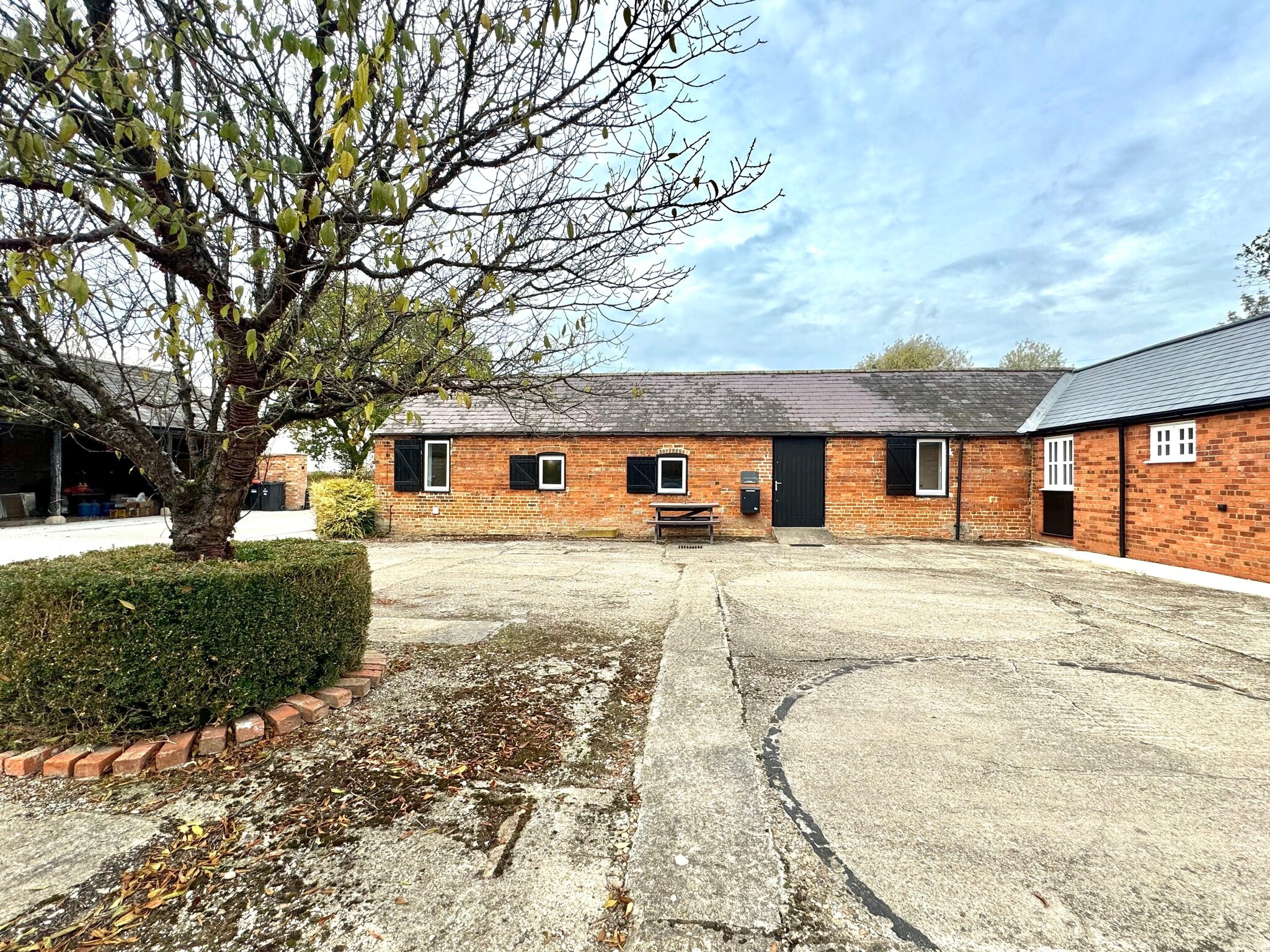 The Cl, Newport Pagnell to rent Building Photo- Image 1 of 6