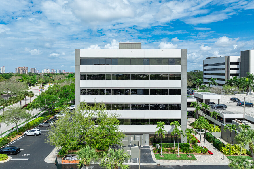 5811 Pelican Bay Blvd, Naples, FL for rent - Building Photo - Image 2 of 10