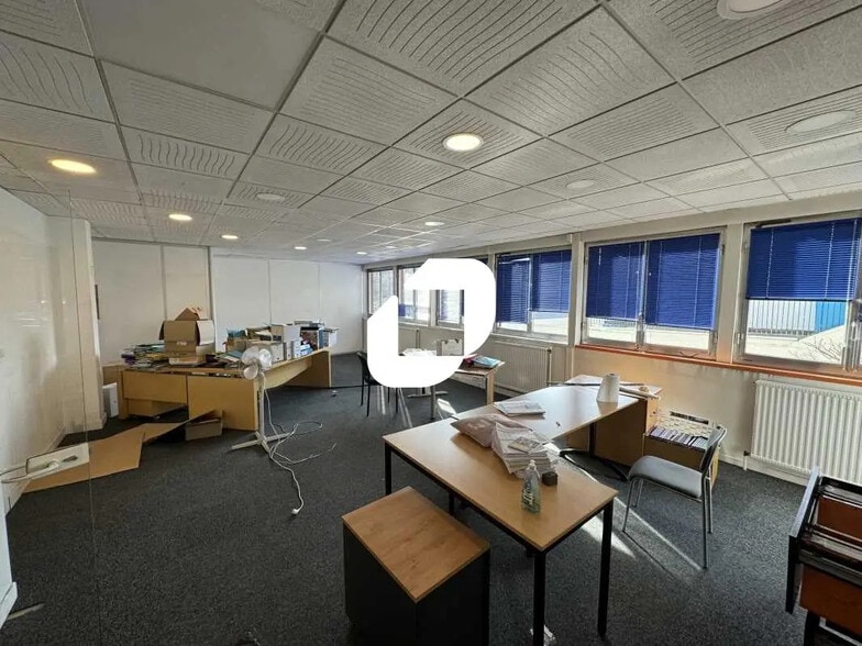 16 Rue Des Oliviers, Thiais to rent - Interior Photo - Image 2 of 28