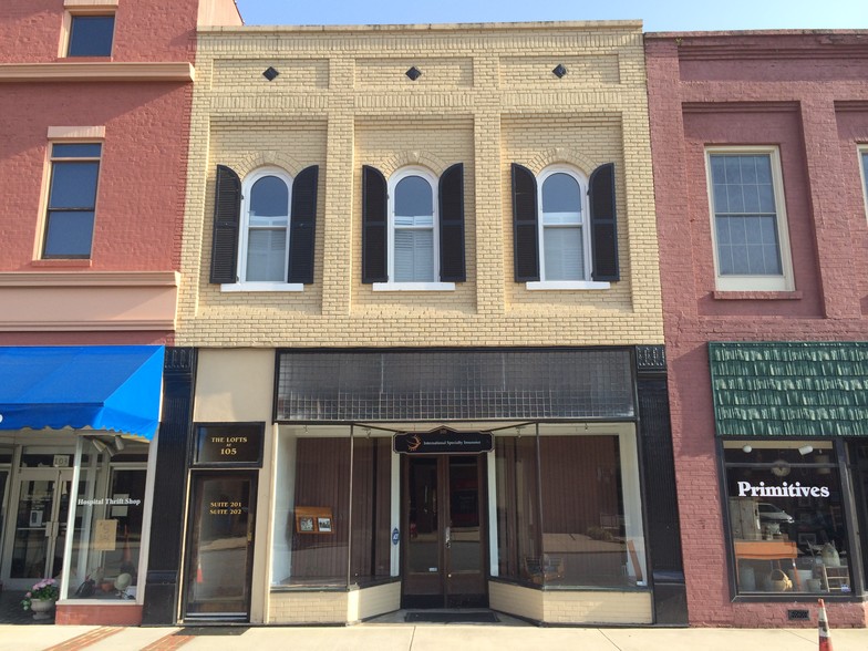 105 W Main St, Elkin, NC for sale - Primary Photo - Image 1 of 1