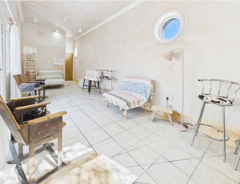 77 Queen St, Ramsgate for sale - Interior Photo - Image 3 of 6