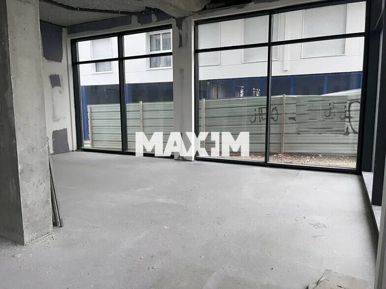 Retail in Dijon to rent - Building Photo - Image 2 of 8