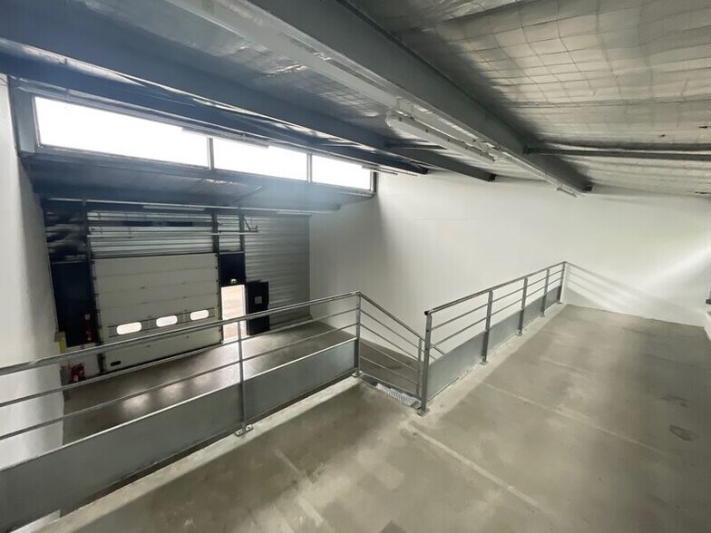 Light Industrial in Lyon to rent - Interior Photo - Image 2 of 4