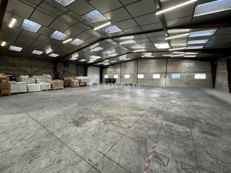 Light Industrial in Bondoufle to rent Interior Photo- Image 1 of 8