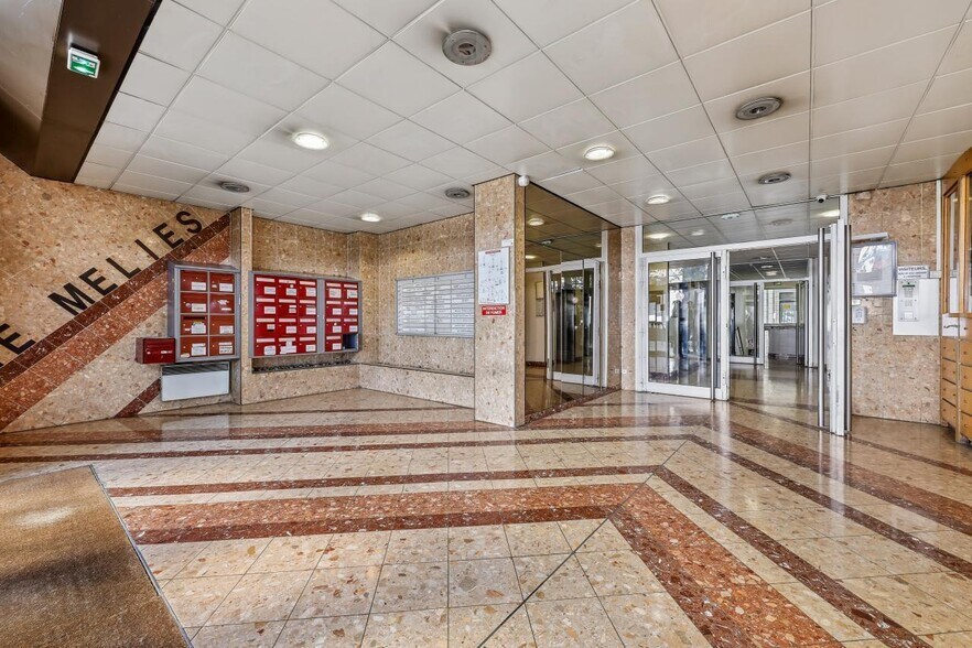 Office in Montreuil for sale - Lobby - Image 3 of 31