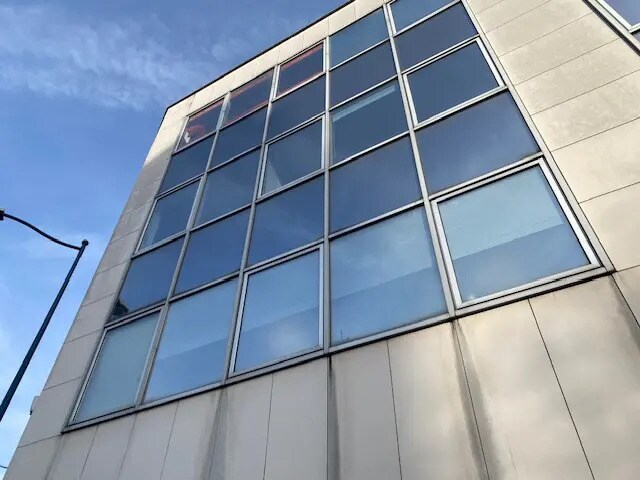 Light Industrial in Pantin to rent Building Photo- Image 1 of 3