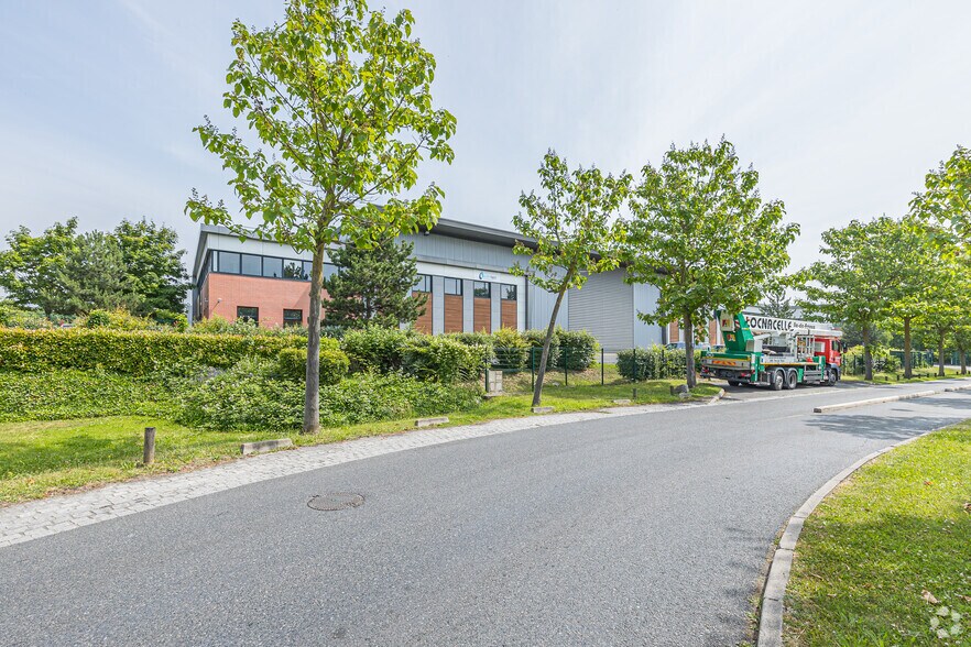 8 Rue du Commandant d'Estienne d'Orves, Villeneuve-la-Garenne to rent - Building Photo - Image 3 of 3